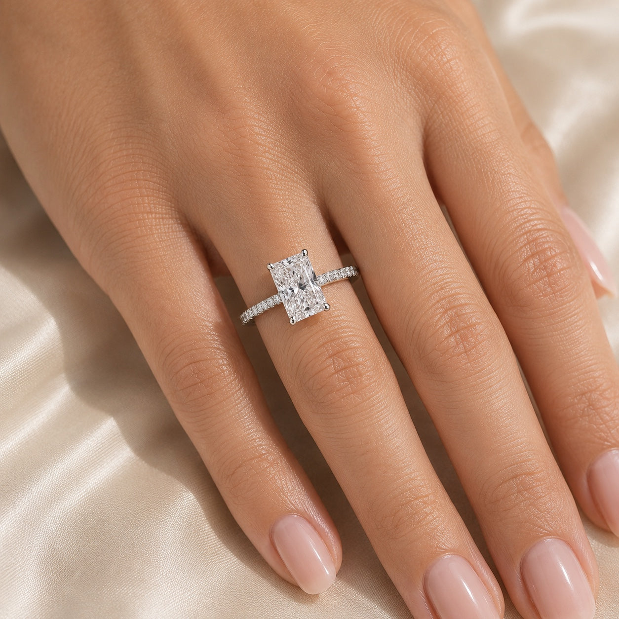ÉVARIS ring worn on hand